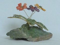 Drei Blumen (± 8 cm) mit Amethyst, gelbem Jaspis und Karneol